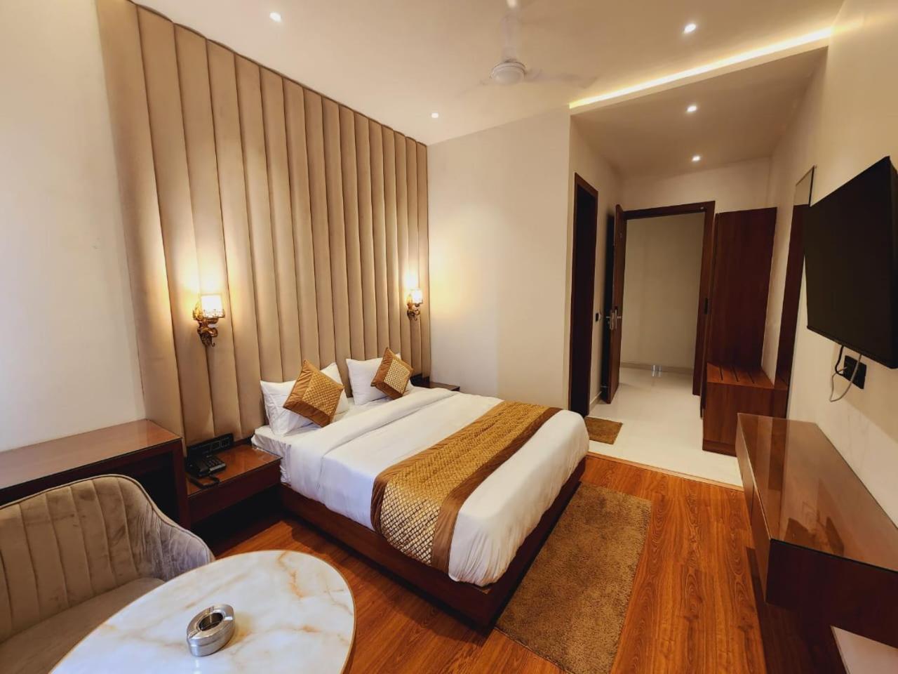Shehnai Hotel And Banquet Hisār Exteriör bild