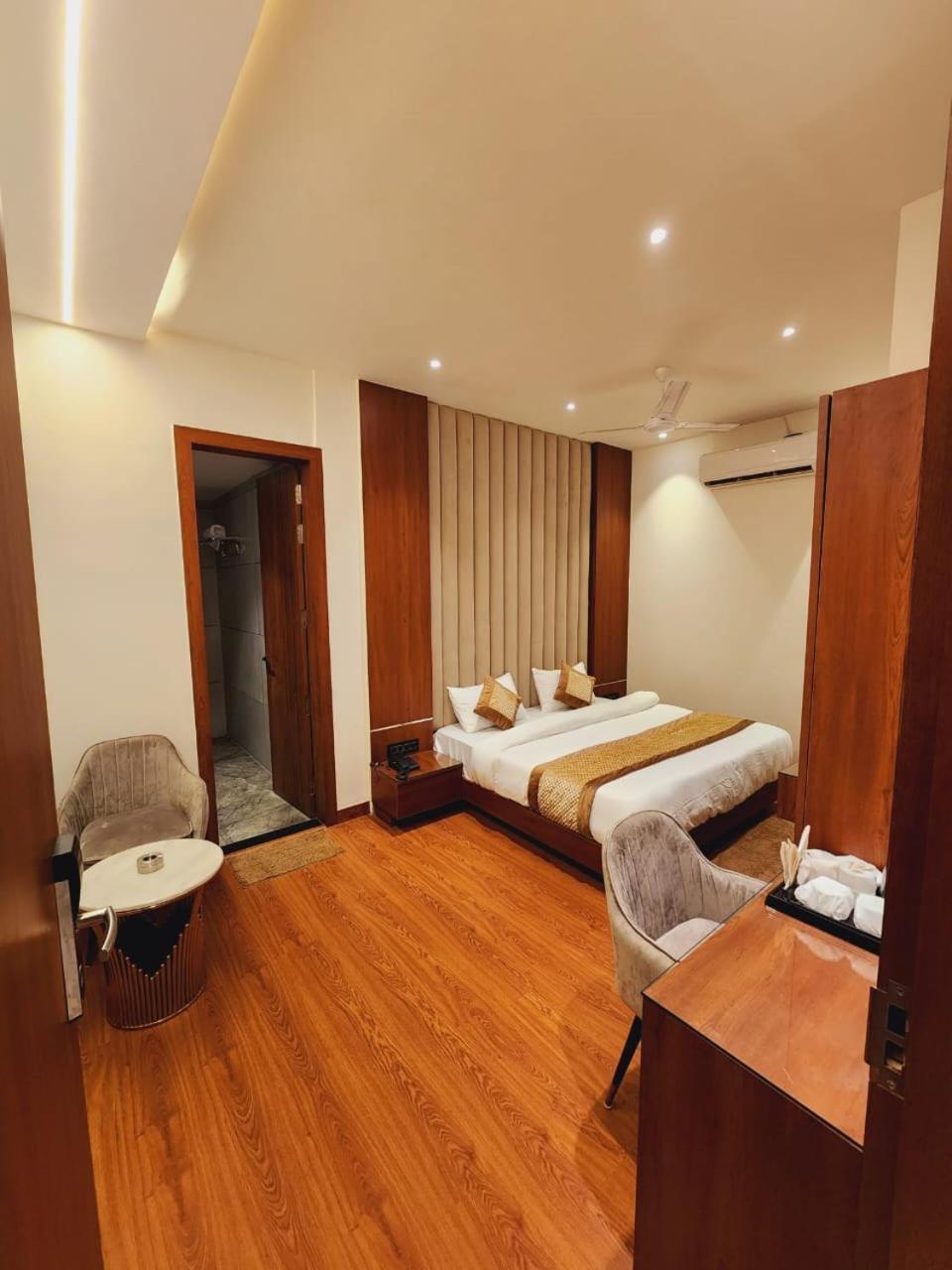 Shehnai Hotel And Banquet Hisār Exteriör bild